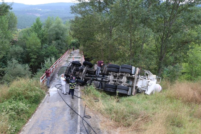 Çaya düşmekten son anda kurtulan beton mikserinde yangın çıktı
