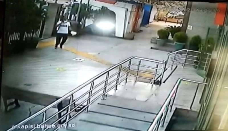 (Özel) İstanbul’da hastanede doktorun 2.5 yaşındaki çocuğunun “akciğer cihazının” çalındığı an kamerada
