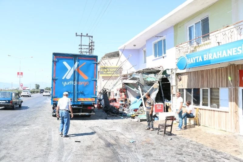 Kargo tırı kepçeye arkadan çarptı: 1 ölü
