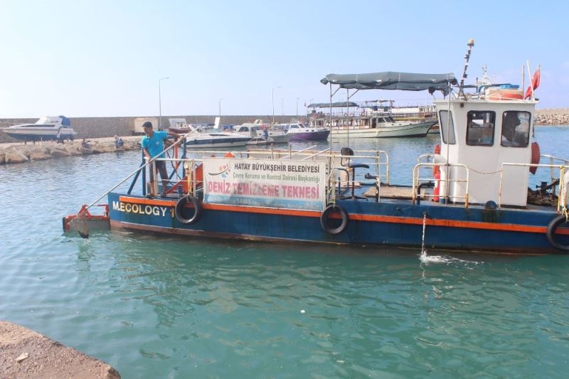 Hatay sahillerindeki yüzlerce atık temizleniyor
