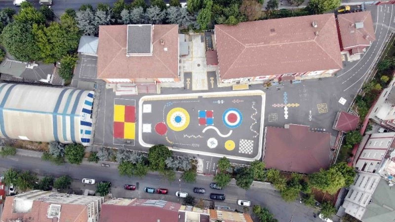 Bağcılar’da eğitim sezonu öncesi okullar boyanıyor
