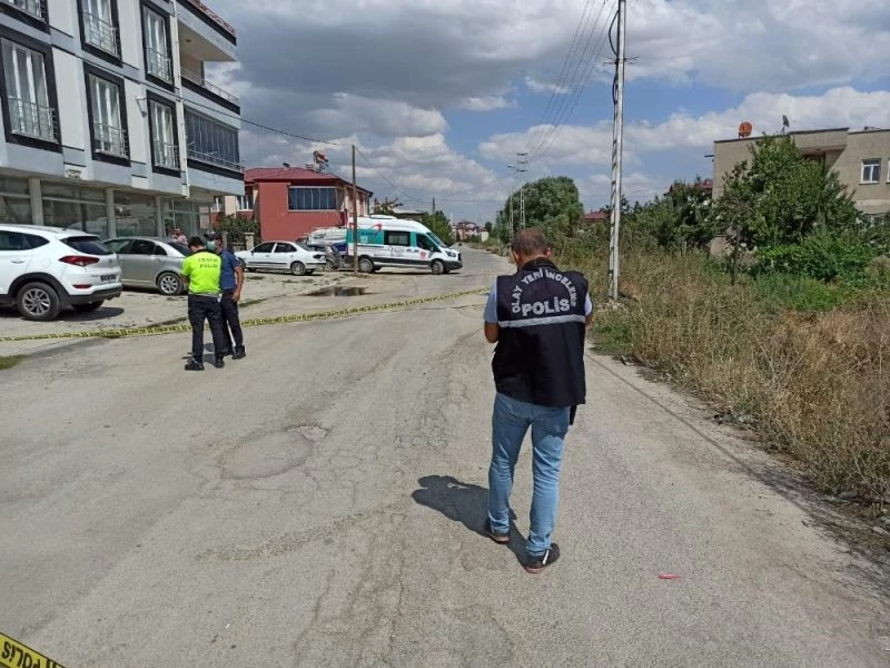 Düğünde bayrak asarken maganda kurşunuyla yaralandı
