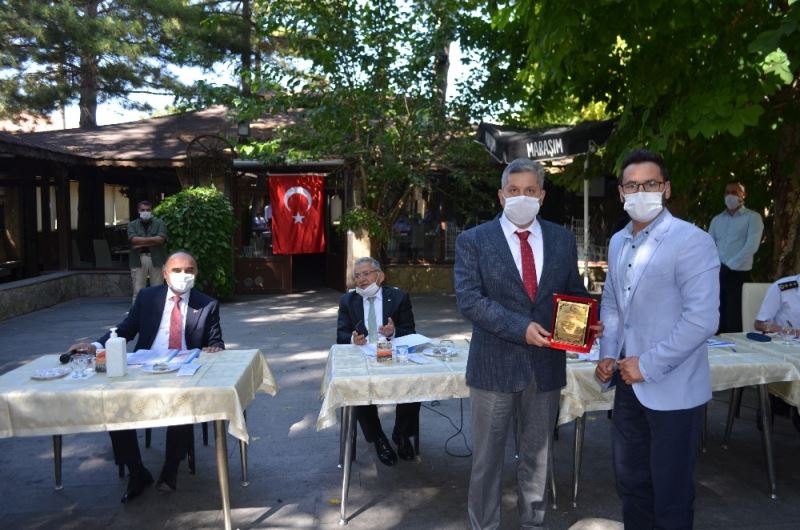 Muhtardan Başkan Özkan Altun’a plaketli teşekkür
