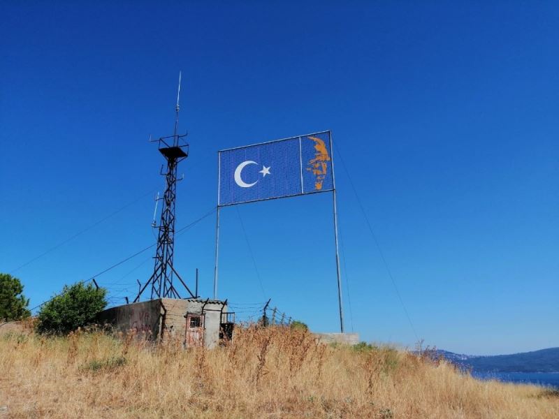 Atatürk ve Türk Bayrağının panosu tamir bekliyor
