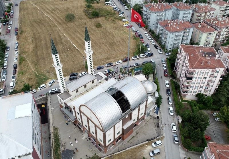 Kubbesi açılıp kapanan camide klimasız ferah namaz
