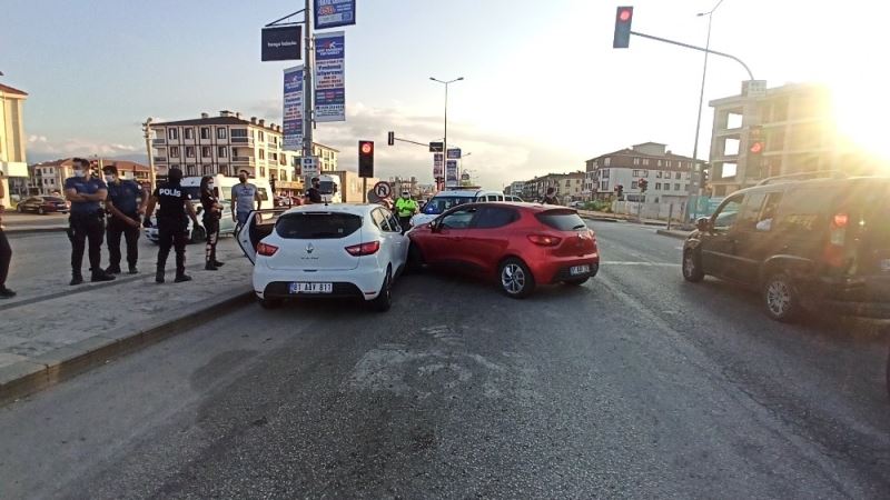 Uyuşturucu taşıdığından şüphelenilen aracı polis ekipleri çarparak durdurdu
