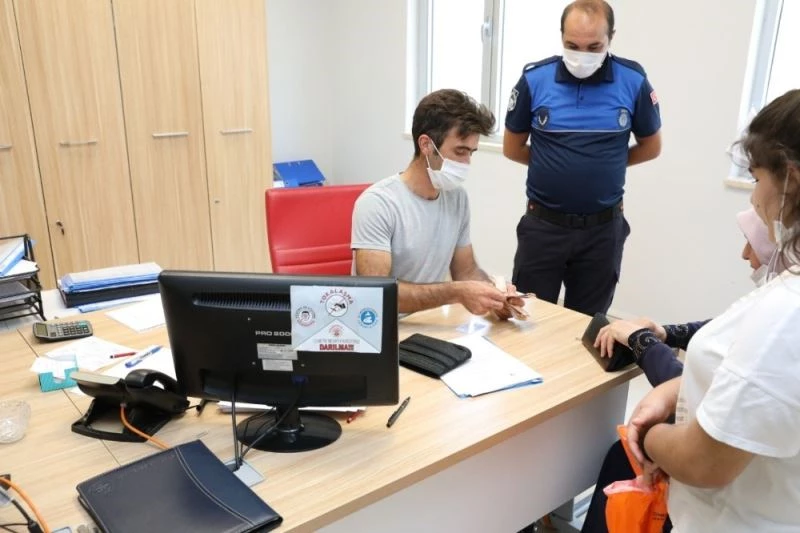 Su içtiği sebilde içi para dolu cüzdanını unuttu, zabıta teslim etti
