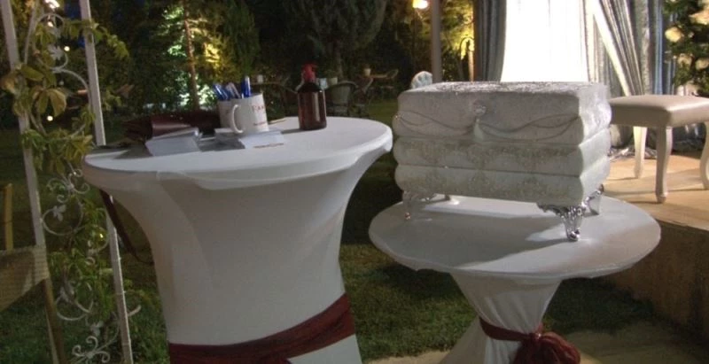 Aşiret düğününde takılar gelin ve damada değil sandığa atıldı
