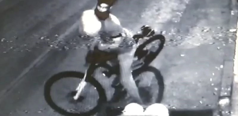 Hırsız soymaya bıkmadı...Sonunda sadaka kutusunu böyle çaldı
