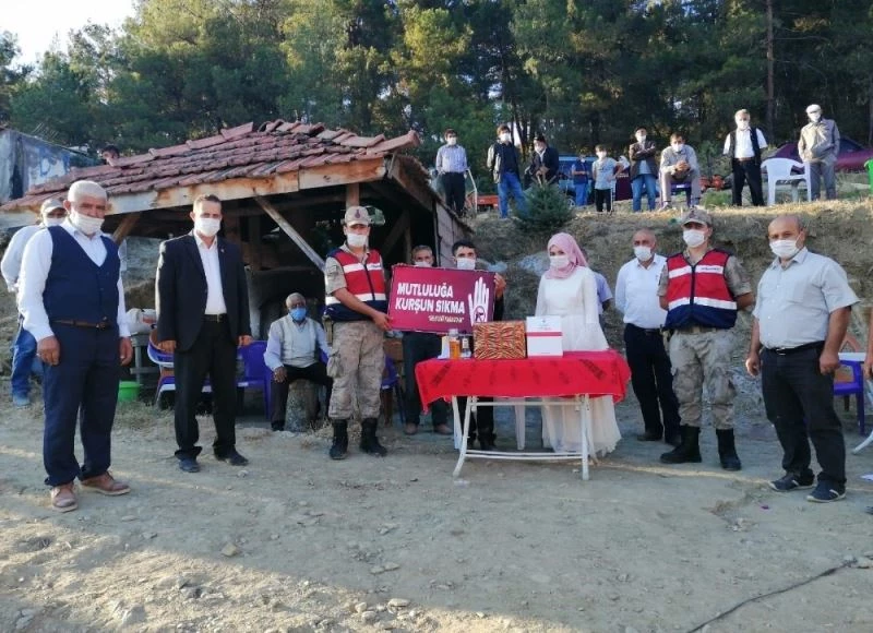 Jandarma mikrofonu eline aldı, mutluluklar dilerken uyardı
