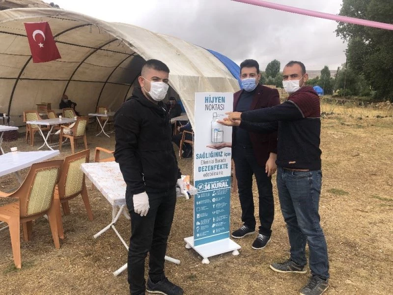 Damattan davetlilere maske ve dezenfektan ikramı
