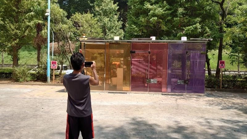 Japonlar şeffaf tuvaletin fotoğrafını çekmek için parka akın etti
