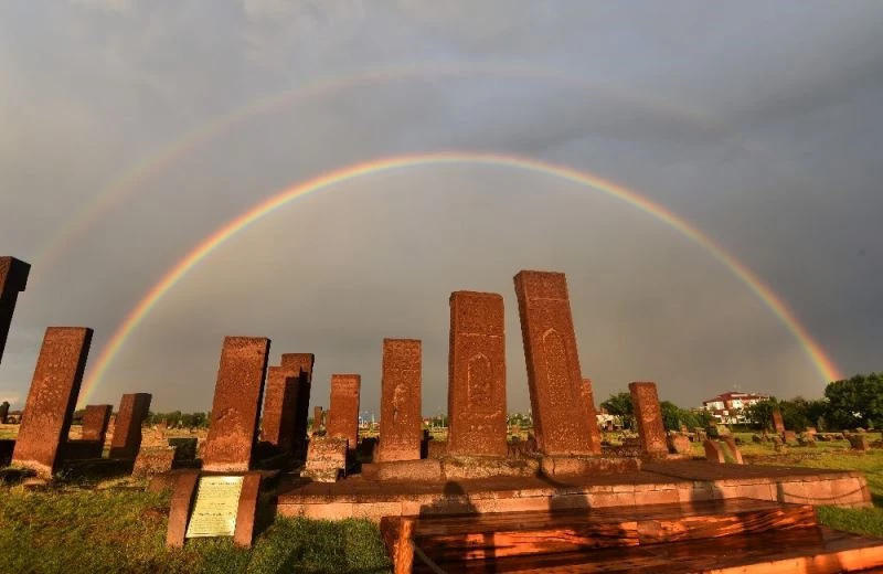 (Özel) Gökkuşağının tarihi eserlerle hayranlık uyandıran görüntüsü
