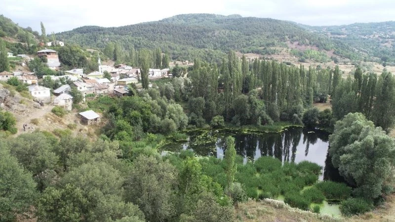 Bu köy doğa harikası gölüyle dikkat çekiyor
