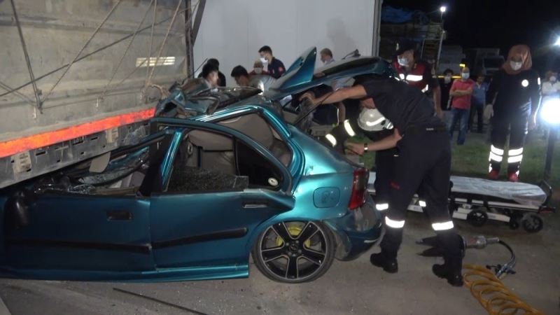 Kırıkkale’de feci kaza, otomobil tıra ok gibi saplandı: 1 ölü, 4 yaralı
