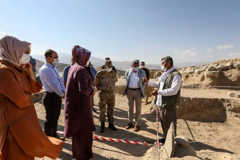 Vali Bilmez Çavuştepe nekropol kazı alanında inceleme yaptı
