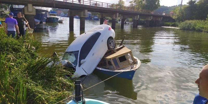 Yoldan çıkan otomobil deredeki teknenin üzerine uçtu

