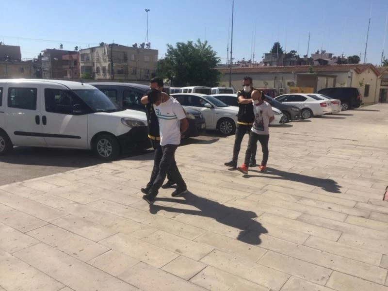 Parkta oturan karı-kocayı gasp eden iki zanlı tutuklandı
