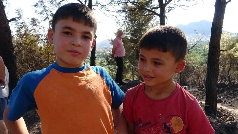 Cesur yürek iki çocuk, kaplumbağayı yangından kurtardı
