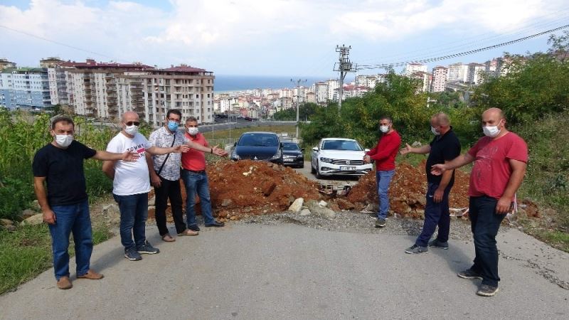 Kamulaştırma yapılmayınca özel arazisine yapılan yolu toprak döküp ulaşıma kapattı
