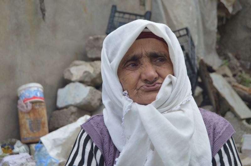 82 yaşındaki Cemile ninenin yaşam mücadelesi
