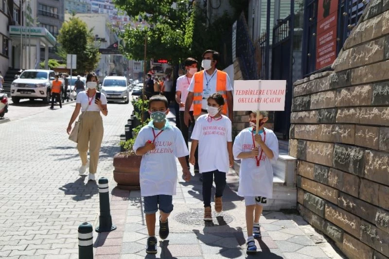 Minik öğrenciler maske takmayanları kırmızı düdükle uyardı
