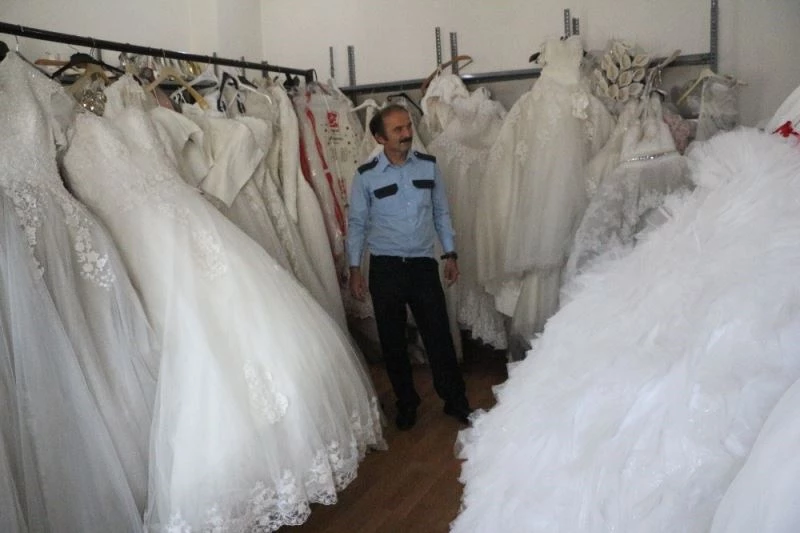 Topladığı gelinliklerle ihtiyaç sahibi gelin adayların yüzünü güldürüyor
