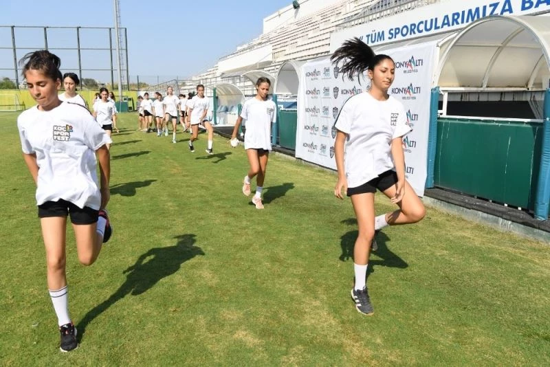 Süper Ligi’nin yeni takımı Konyaaltı Belediyesi  Kadın Hentbol Takımı ilk idmana çıktı

