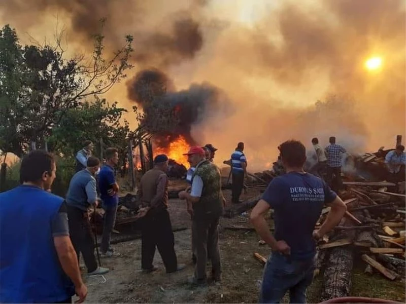 Kastamonu’da çıkan yangında 3 ev, 3 samanlık, 5 ahır ve bir ambar yandı
