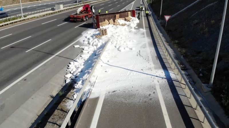 Kuzey Marmara Otoyolu’nda tır devrildi, plastik hammaddeleri yola saçıldı
