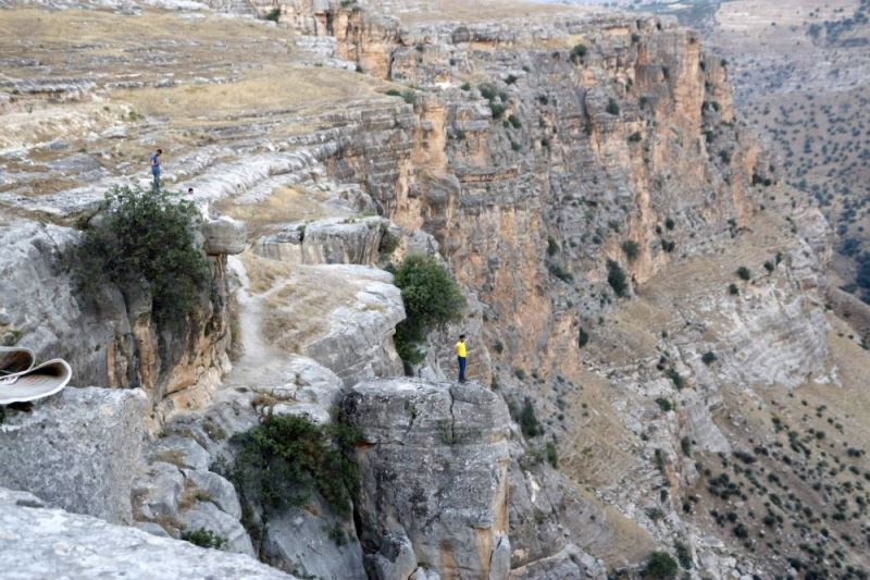 Fotoğraf çekmek uğruna canlarını hiçe sayıyorlar
