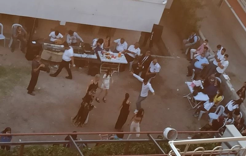 Ne maske taktılar ne de sosyal mesafeye uydular
