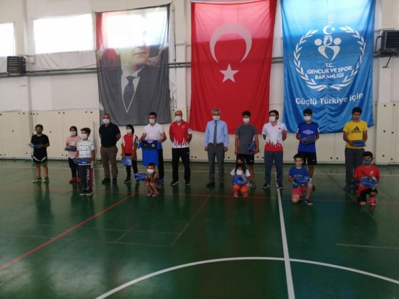 Ayrancı Belediyesi’nden badminton sporcularına malzeme desteği
