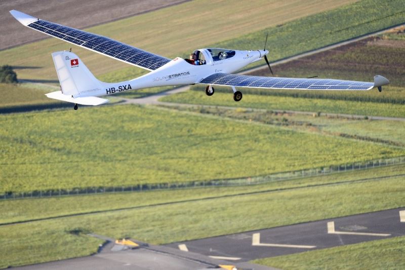 İsviçre’de güneş enerjisi ile çalışan uçaktan dünyanın ilk serbest atlayışına imza atıldı
