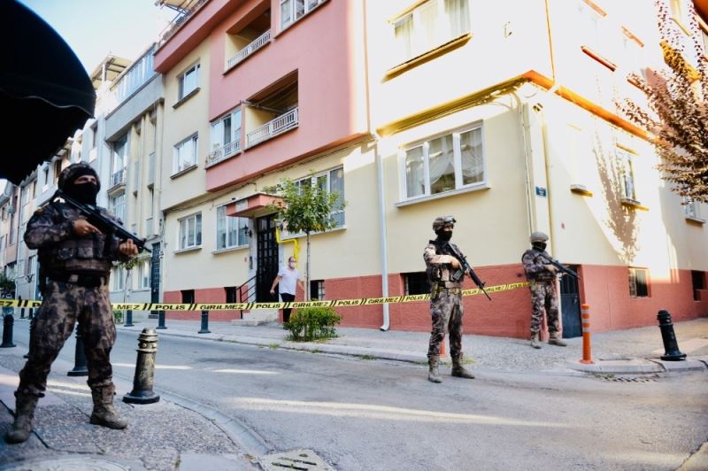 Özel Harekatın Polisinin ’dur’ ihtarına uymayan 3 şüpheli kovalamacayla yakalandı
