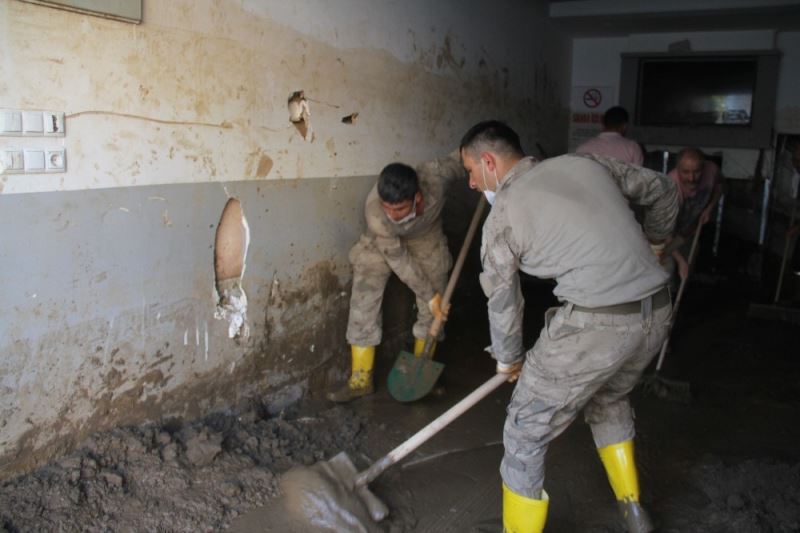 200’den fazla jandarma Dereli’de iş yerlerinin temizlik çalışmasına katılıyor
