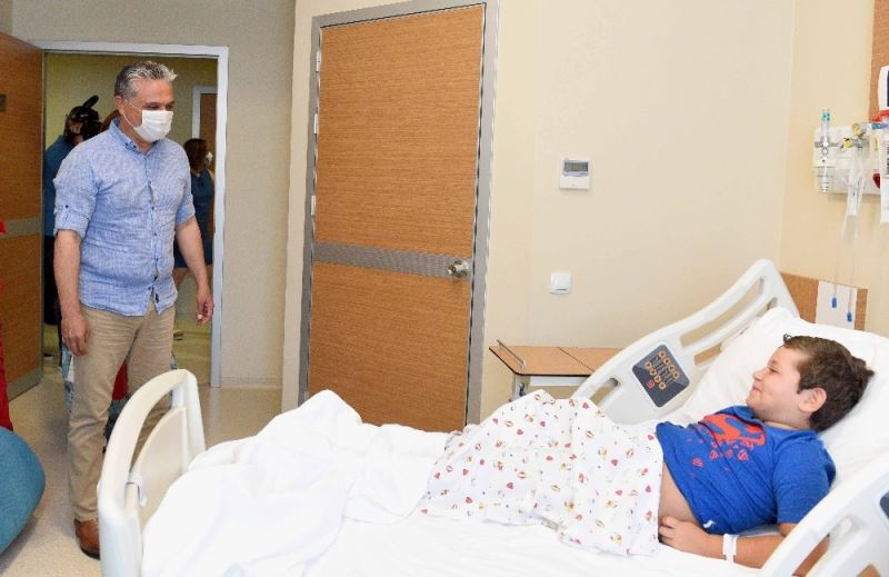 Başkan Uysal, çocuklarını hastanede ziyaret etti