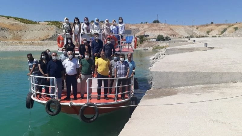 Göreve başlayan öğretmenlere tekneyle Samsat tanıtıldı
