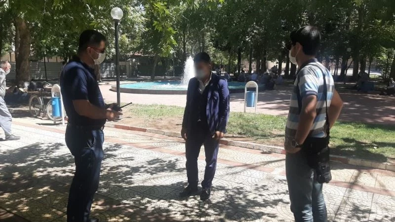 Babası virüsten vefat eden zihinsel engelli genç, karantinadan kaçtı
