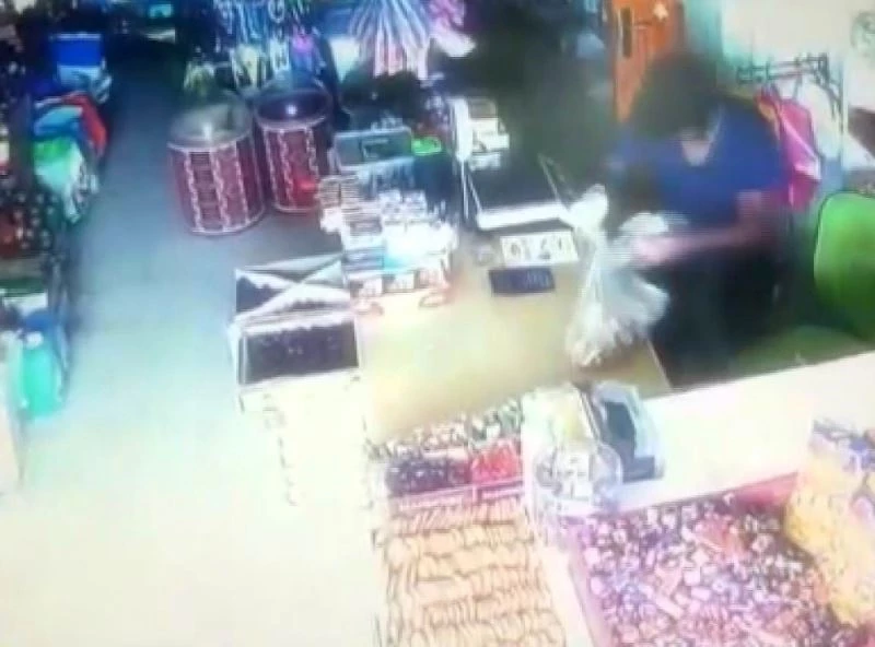 Eldivenli hırsızlar 6 bin TL parayı poşete koyarak kayıplara karıştı
