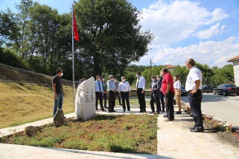 Vali Çelik, Ağaçköy şehitliklerini ziyaret etti
