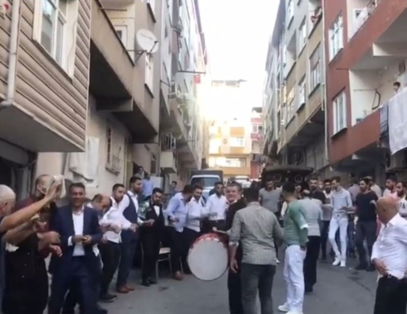 (Özel) İstanbul’da silahlı, patinajlı ve kuralsız düğün konvoyu terörü kamerada
