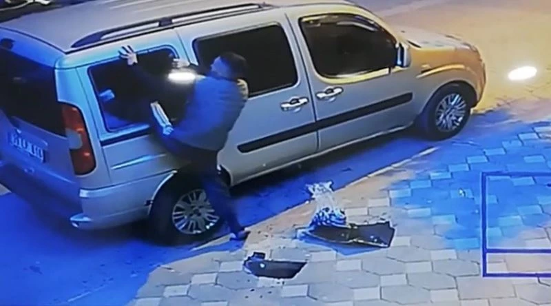 (Özel) Camını kırdığı arabaya uyumak için böyle girdi
