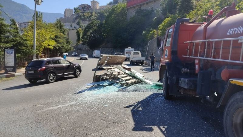 Kamyonet kasasına yüklü camlar yola devrildi, camları temizlemek itfaiyeye düştü
