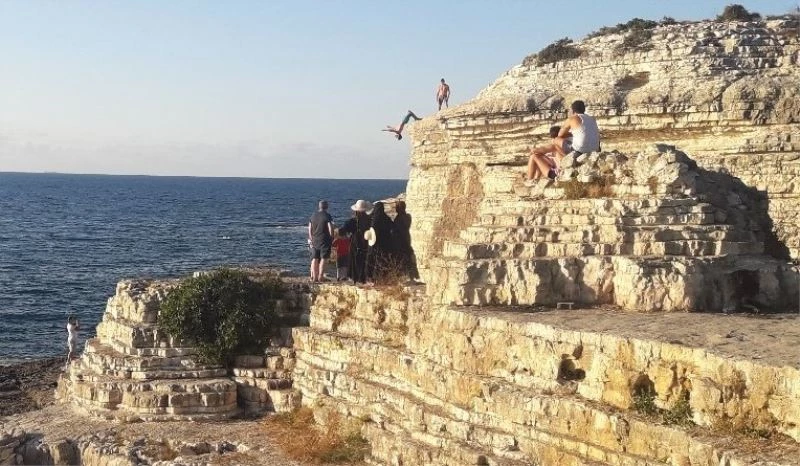 Metrelerce yükseklikteki kayalardan denize tehlikeli atlayış
