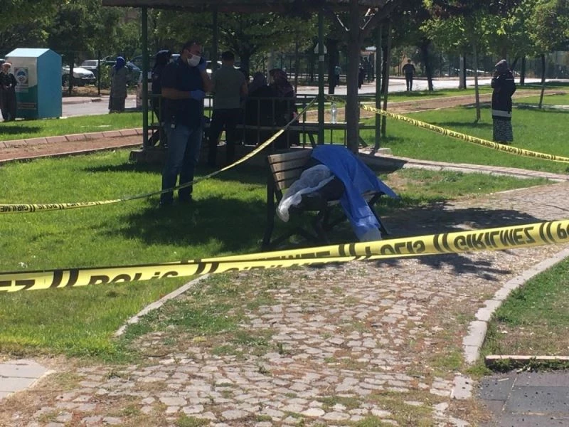 Dinlenmek için oturduğu banktan kalkamadı
