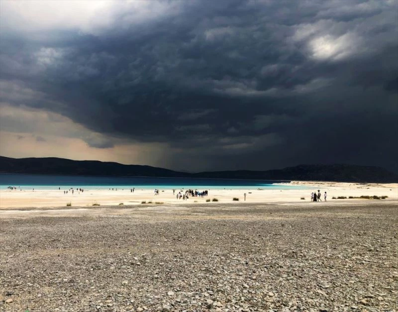 Salda Gölü yağmur yüklü kara bulutların altında görsel şölen sunuyor