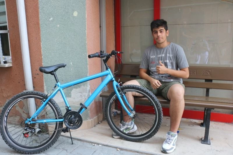 Kuzeniyle iddiaya girdi, CİMER’den istediği bisiklet kapısına geldi
