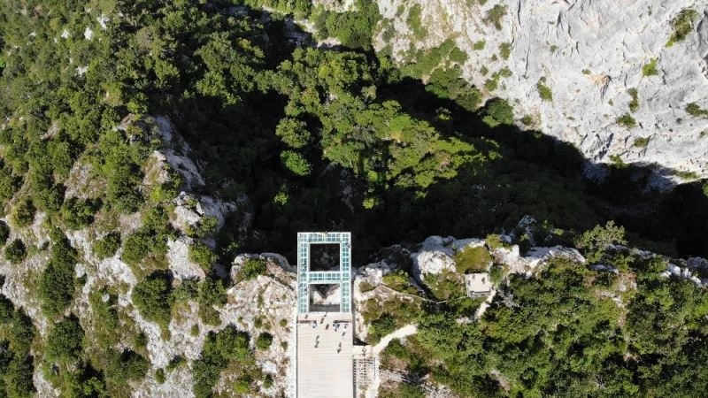 450 metre yükseklikteki Çatak Kanyonu cam terası ziyaretçilerinin nefesini kesiyor
