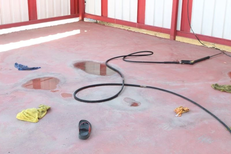 Basınçlı su tabancasını kullanırken beton zemine düşüp öldü
